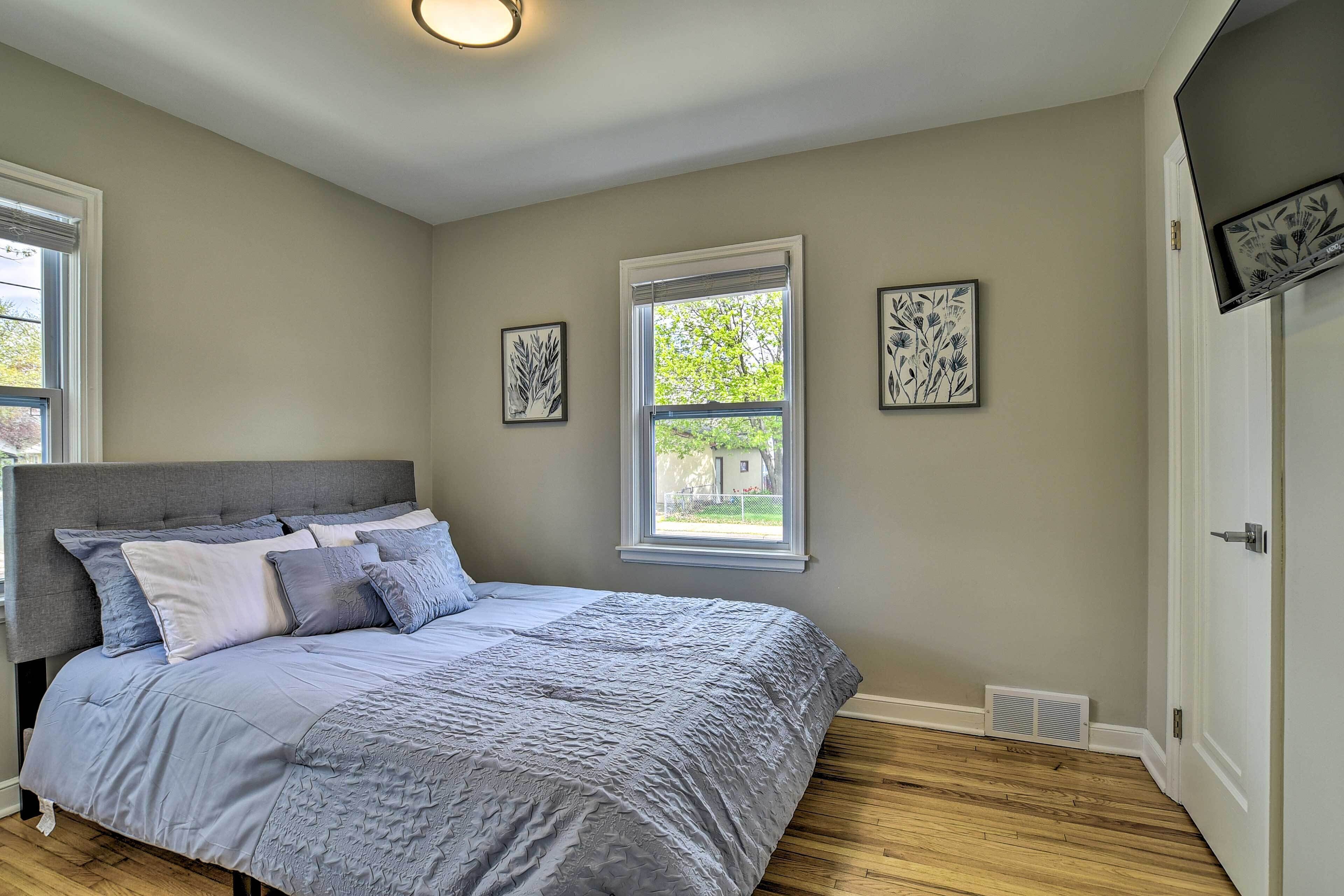 Mpls Duplex w/ WiFi & Kitchen: 5 Mi to Dtwn!