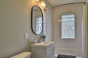 Free toiletries, hair dryer, heated floors, towels - Mpls Duplex w/ WiFi & Kitchen: 5 Mi to Dtwn! (Minneapolis)