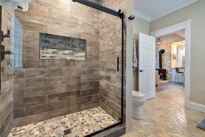 Combined shower/tub, jetted tub, hair dryer, towels