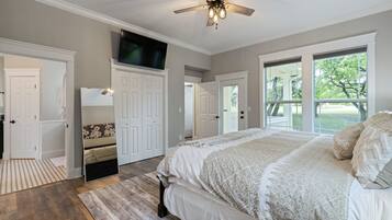 6 bedrooms, iron/ironing board, WiFi, bed sheets