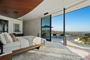 5 bedrooms, iron/ironing board, free WiFi, bed sheets