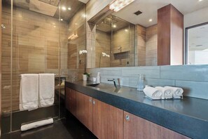 Shower, hair dryer, shampoo - Rouge Elite (Los Angeles)