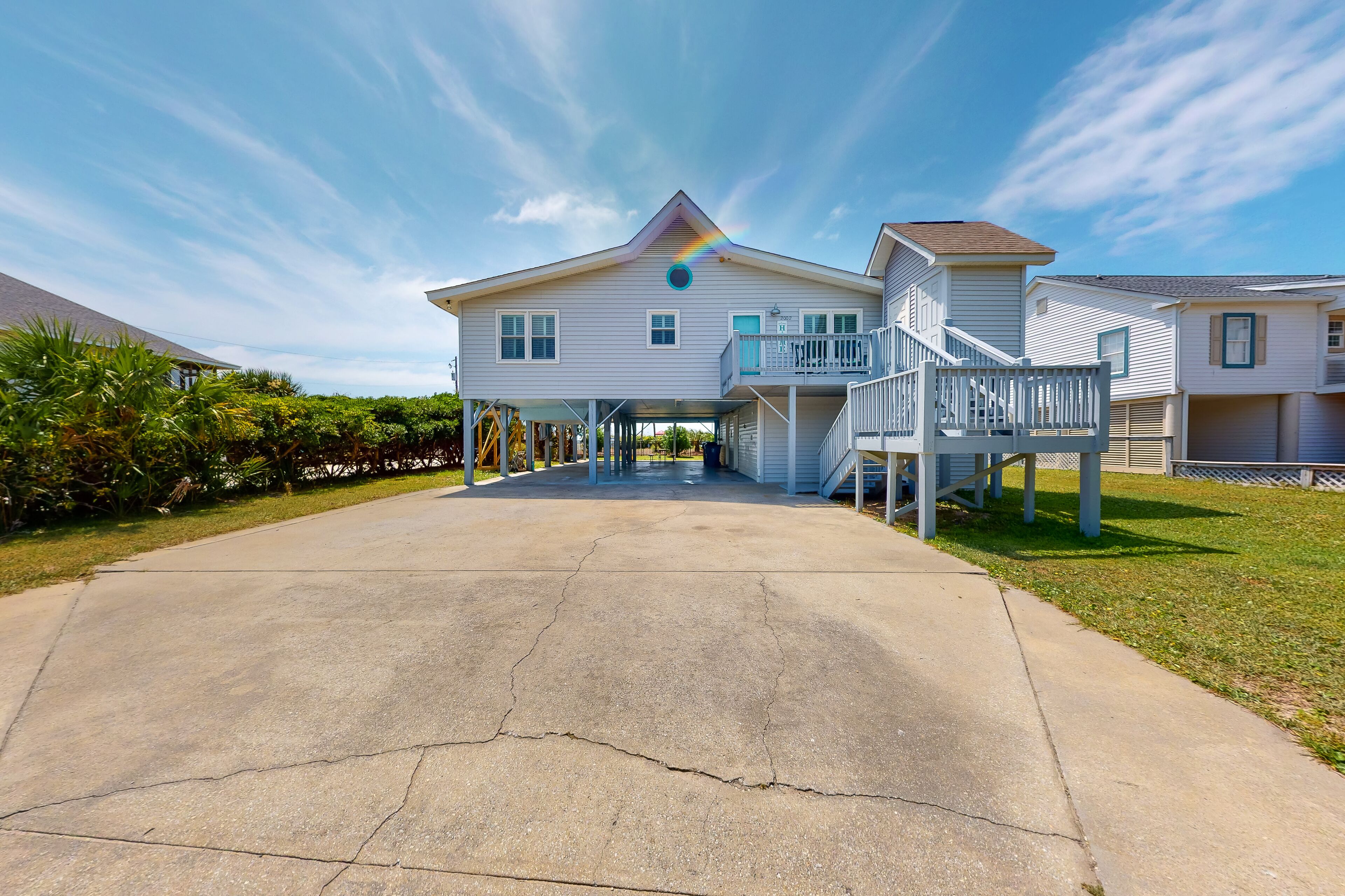 Dog-friendly home close to beach with amazing views, patio, washer/dryer & WiFi