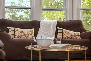 Apartment (Ames for Fun) | Wohnzimmer | 55-Zoll-Smart-TV mit Kabelempfang, Fernseher, Streaming-Dienste