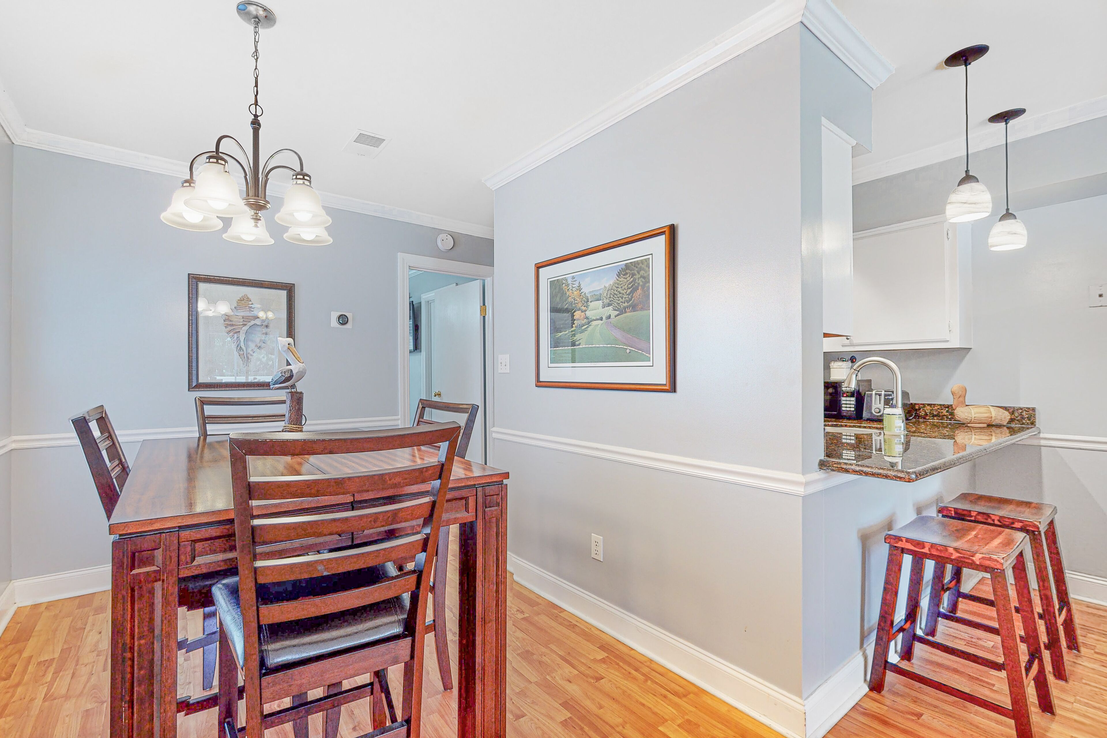 Dog-friendly condo with full kitchen