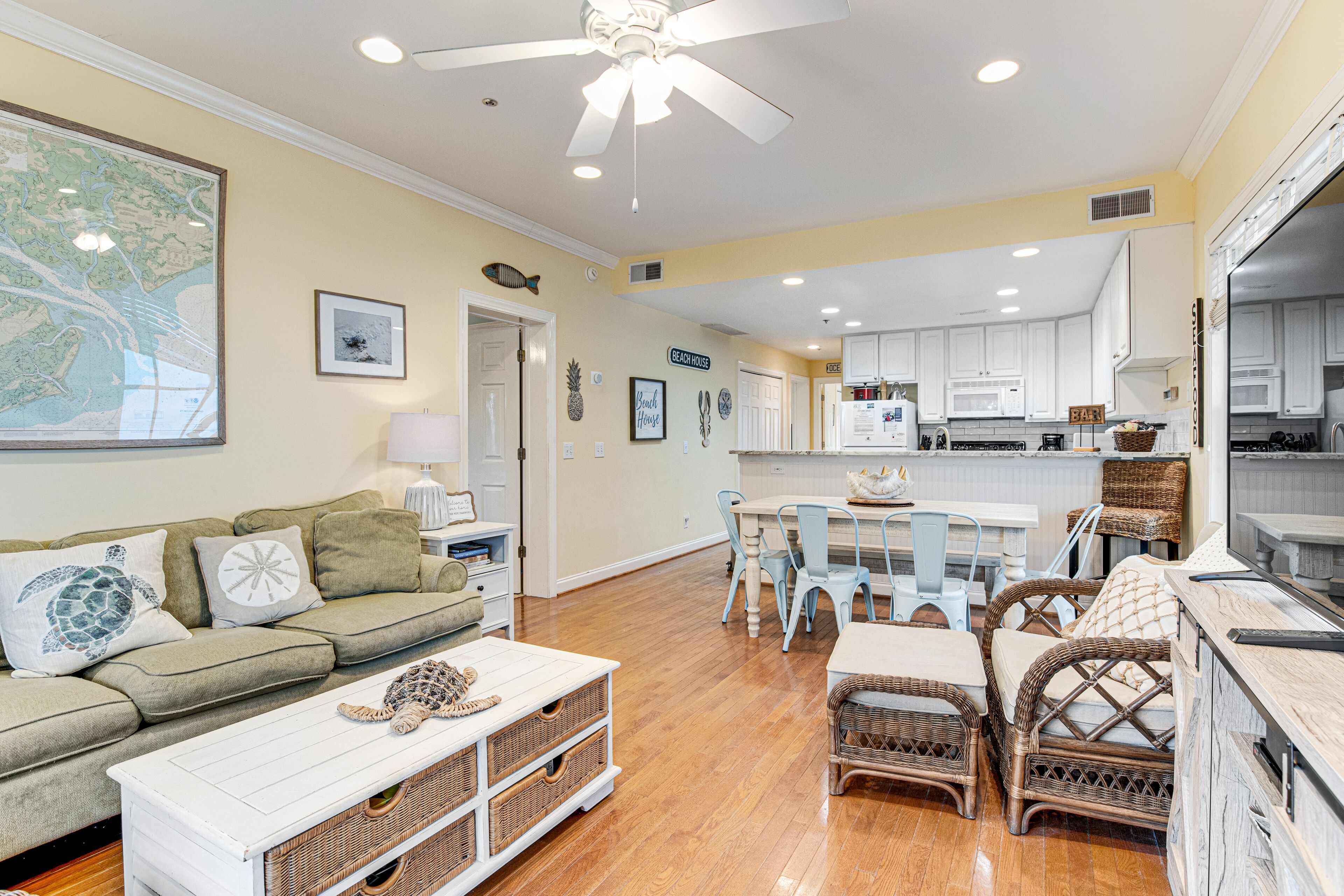 Top-floor 3rd-row condo with balcony, AC, outdoor pool & beach access