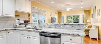 Top-floor 3rd-row condo with balcony, AC, outdoor pool & beach access