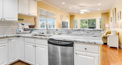 Top-floor 3rd-row condo with balcony, AC, outdoor pool & beach access