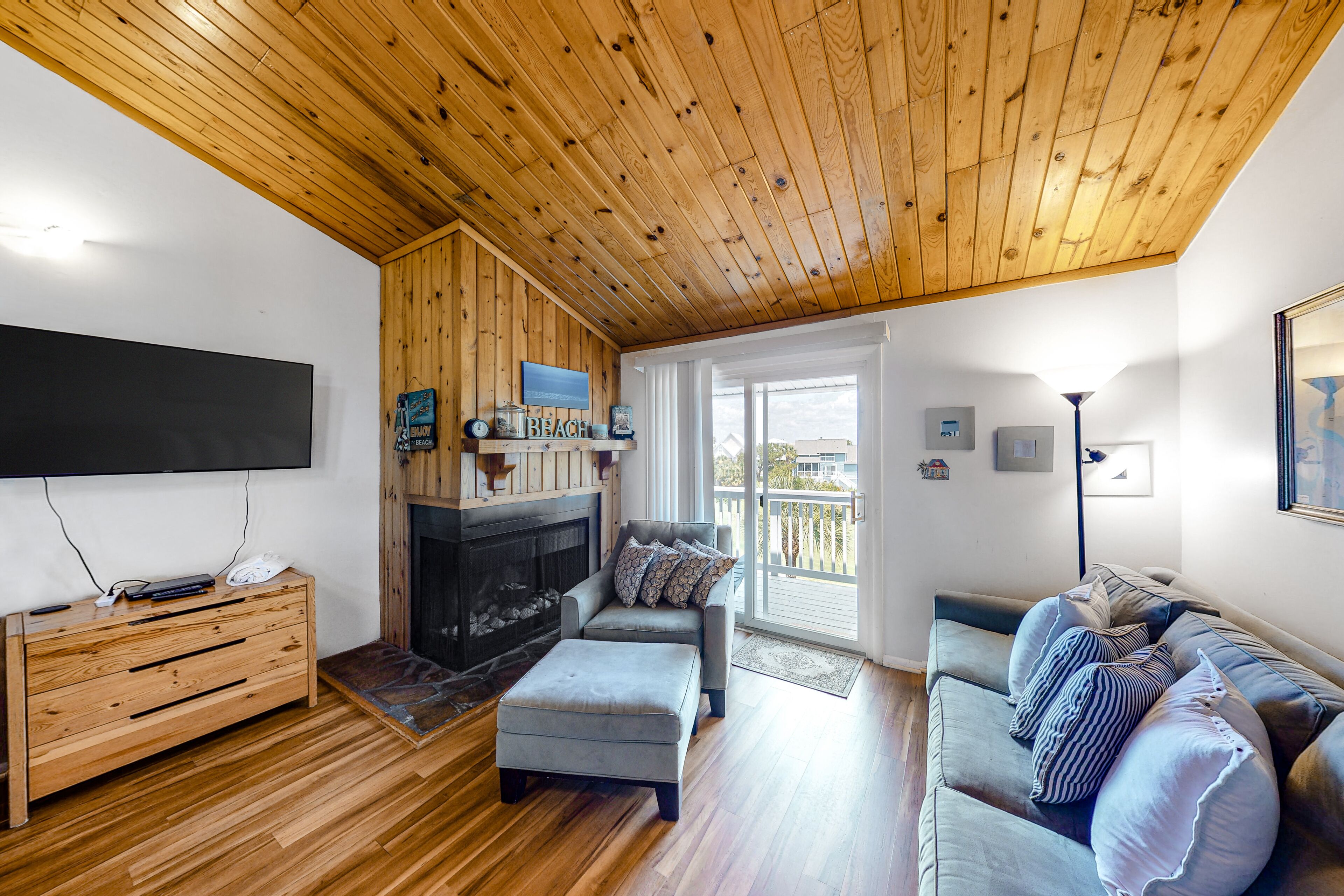 3rd-floor retreat with pools, hot tub & loft with private balcony - dog-friendly