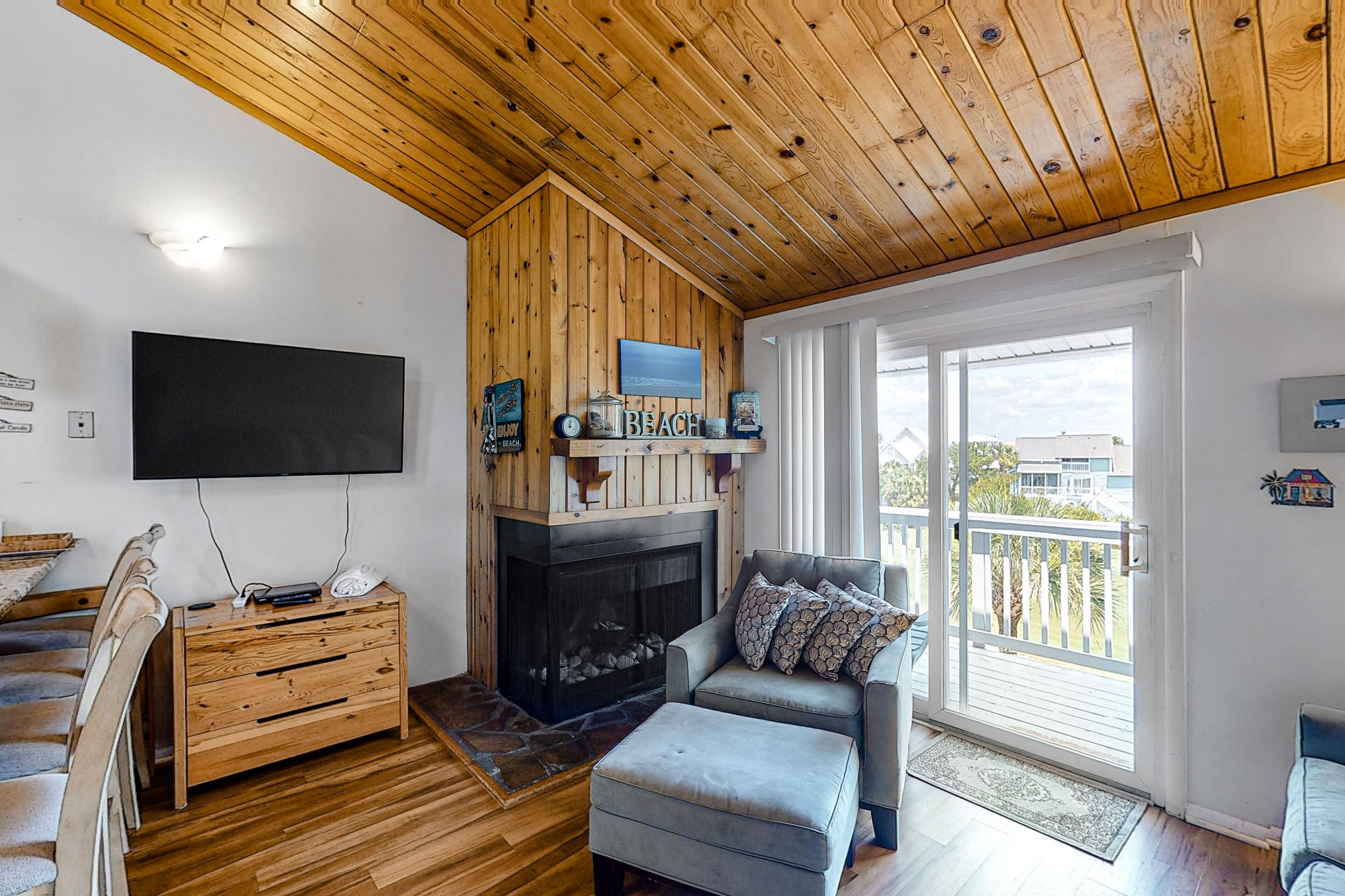 3rd-floor retreat with pools, hot tub & loft with private balcony - dog-friendly