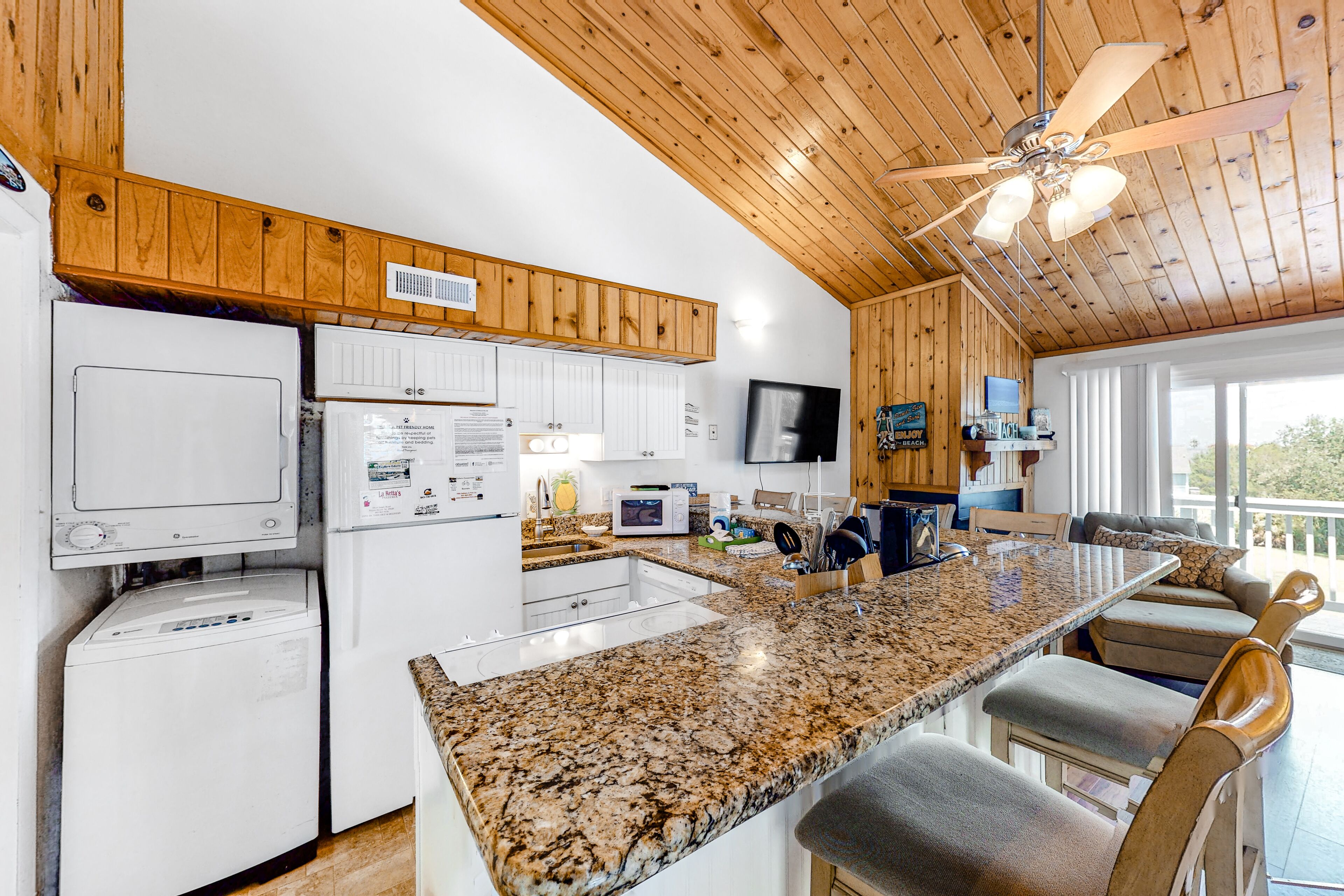 3rd-floor retreat with pools, hot tub & loft with private balcony - dog-friendly