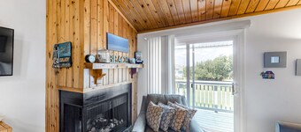 3rd-floor, dog-friendly condo with loft, balcony, free WiFi and golf course view