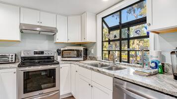 Frigorifero, microonde, forno, piano cottura