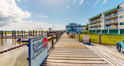 Spacious Third-Floor Condo w/Free WiFi, Shared Outdoor Pool, Private W/D
