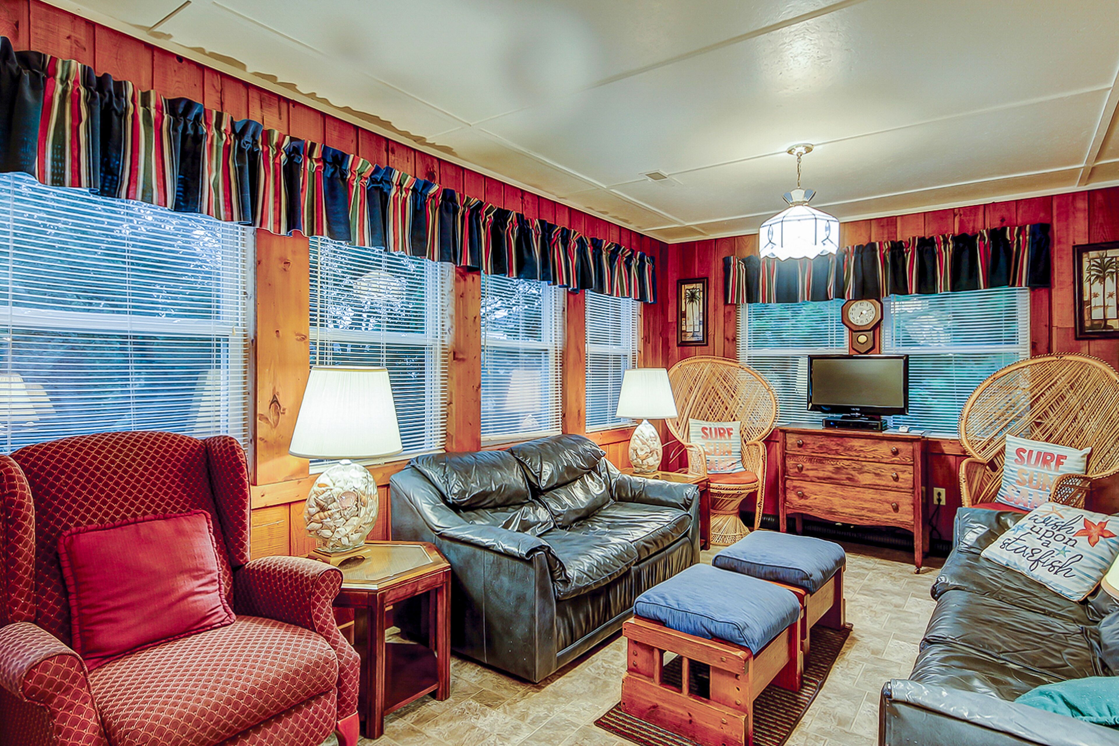 Family-Friendly Home 2 Blocks from the Beach w/ Free WiFi & Sun Deck