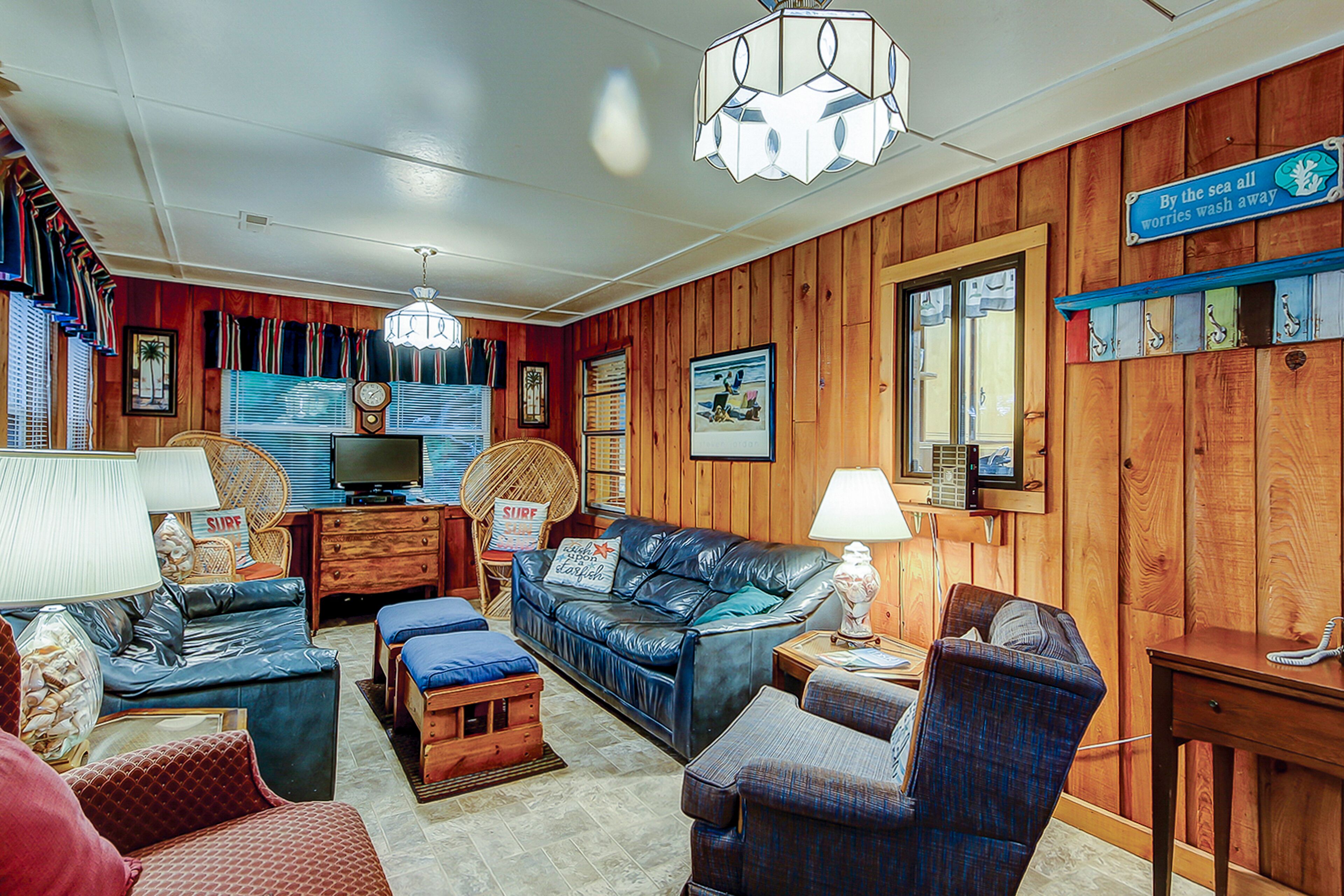 Family-Friendly Home 2 Blocks from the Beach w/ Free WiFi & Sun Deck