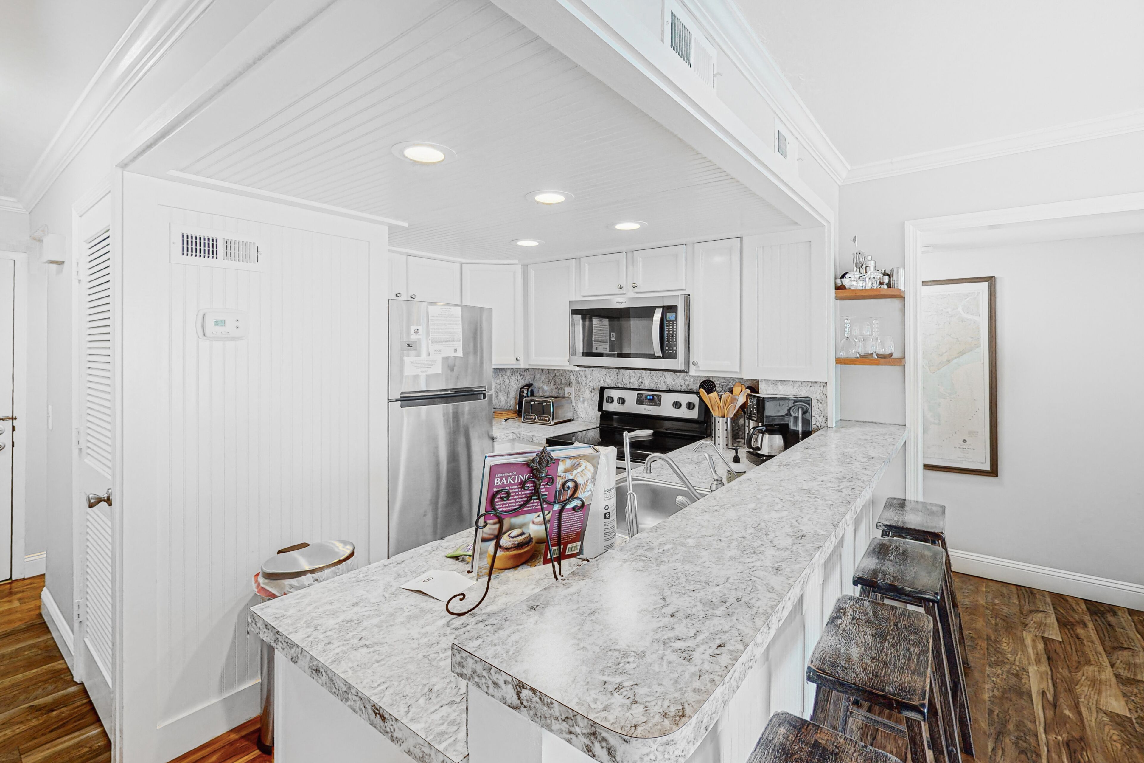 Recently Renovated House w/Private Balcony, Free WiFi, W/D, Shared Outdoor Pool