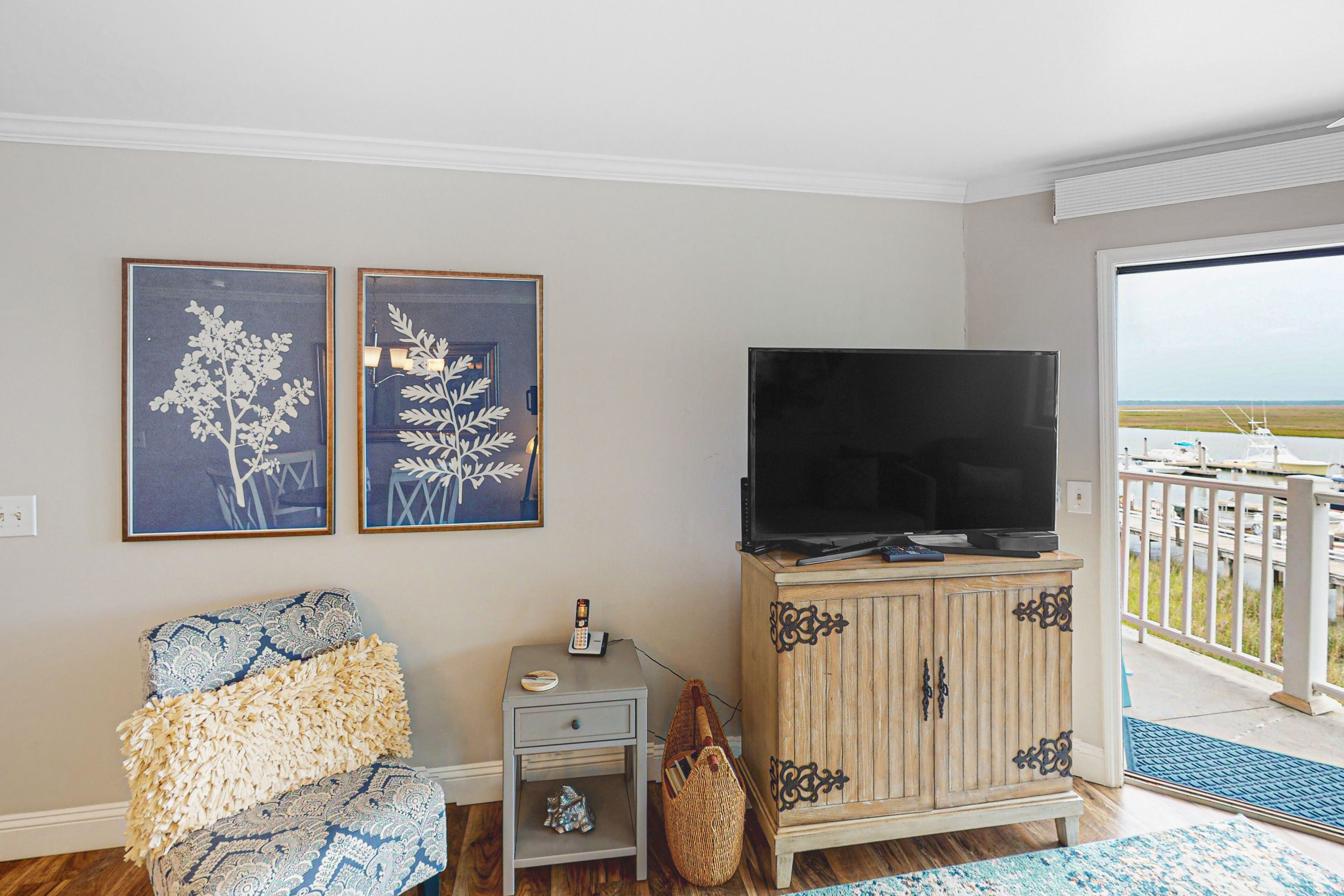 Recently Renovated House w/Private Balcony, Free WiFi, W/D, Shared Outdoor Pool