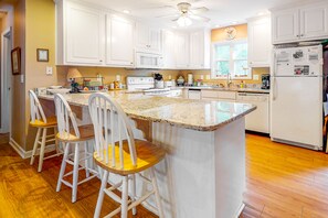 Jääkaappi, mikroaaltouuni, uuni, liesi