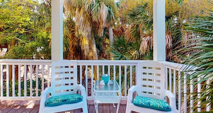Renovated corner condo with tropical balcony, pool, AC & W/D - walk to beach