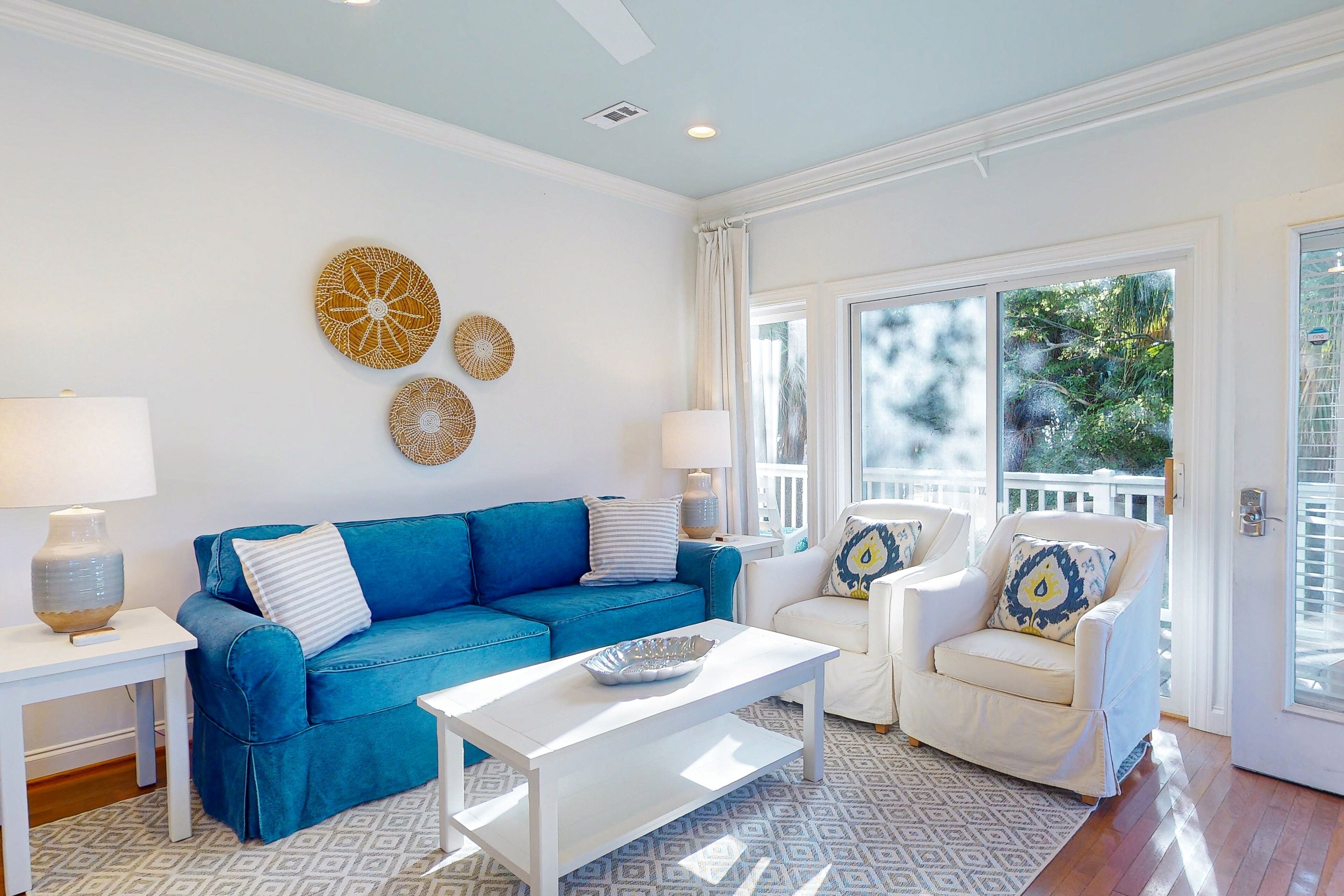 Renovated corner condo with tropical balcony, pool, AC & W/D - walk to beach