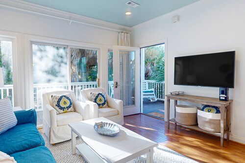 Renovated corner condo with tropical balcony, pool, AC & W/D - walk to beach