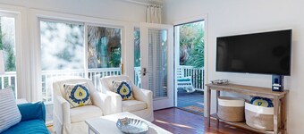 Renovated corner condo with tropical balcony, pool, AC & W/D - walk to beach