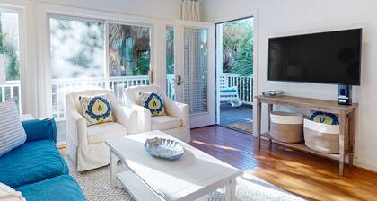 Renovated corner condo with tropical balcony, pool, AC & W/D - walk to beach