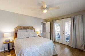 4 bedrooms, iron/ironing board, Internet, bed sheets