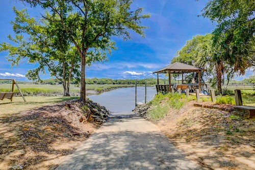 Home on fishing creek w/ private dock & boat ramp, WiFi & air conditioning