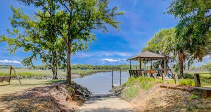 Home on fishing creek w/ private dock & boat ramp, WiFi & air conditioning