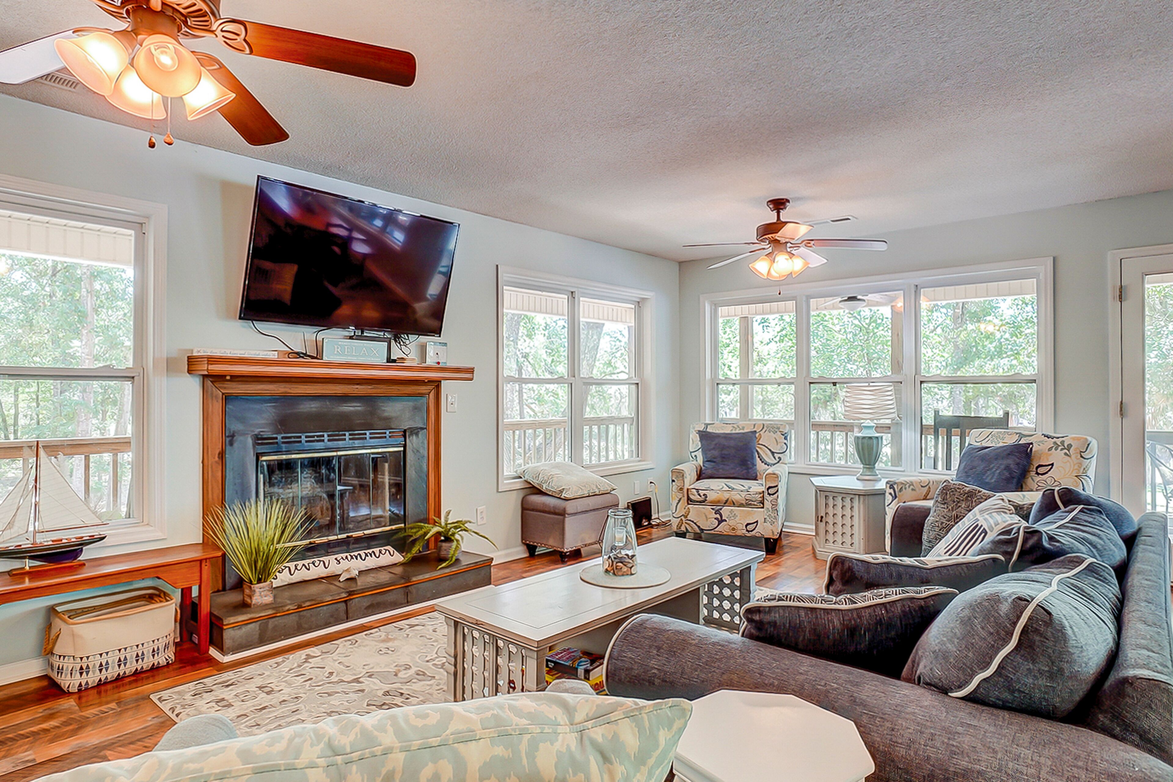 Home on fishing creek w/ private dock & boat ramp, WiFi & air conditioning