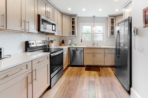 Jääkaappi, mikroaaltouuni, uuni, liesi