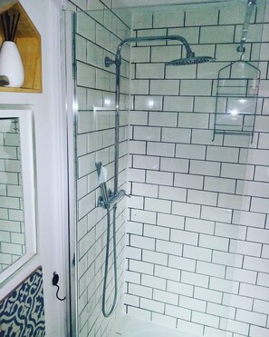 Een douche, handdoeken