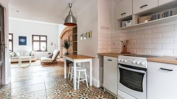 Kylskåp och matbord