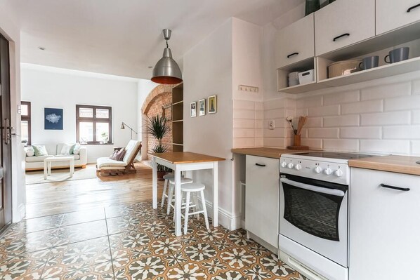 Refrigerador, mesa de comedor