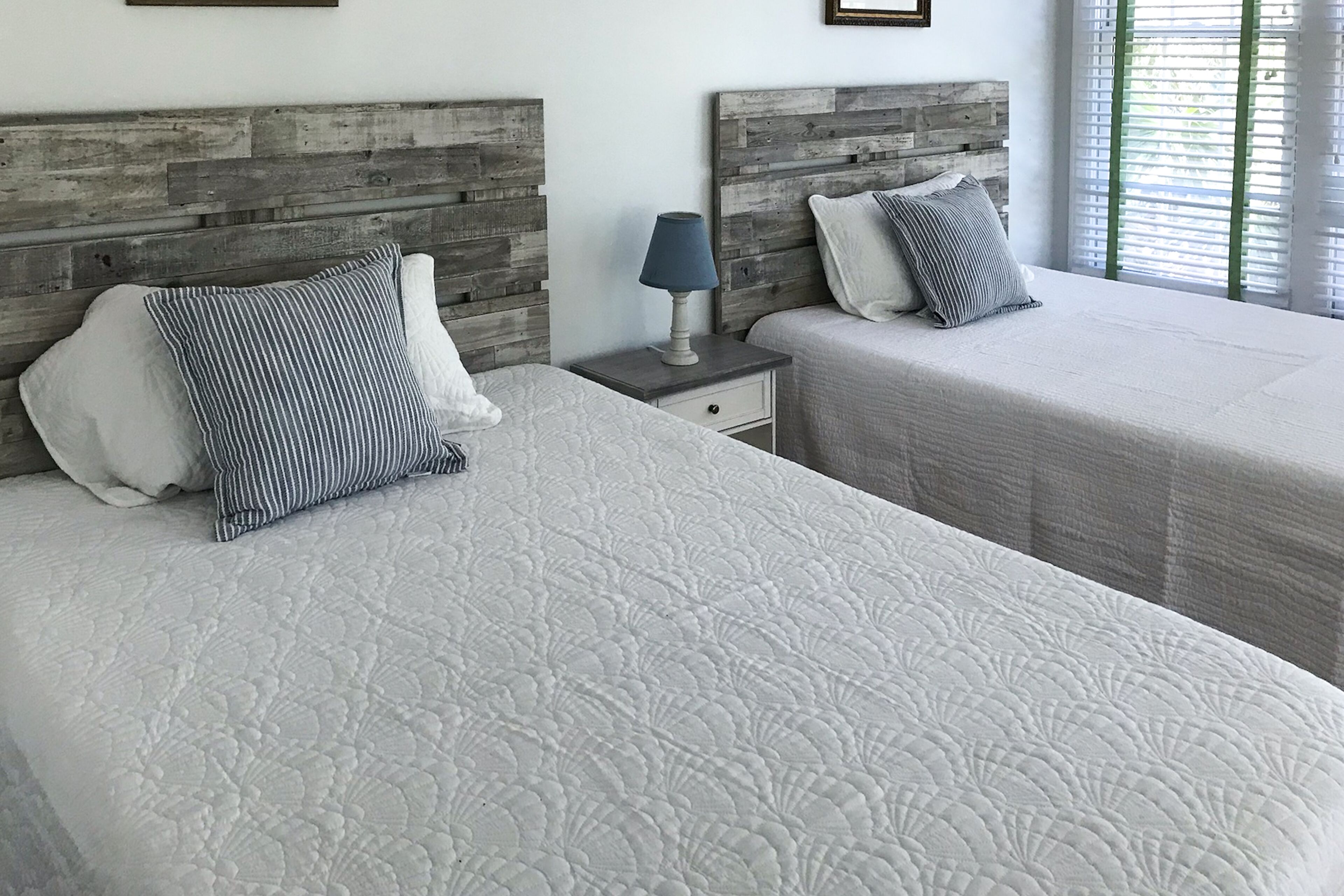 Charming getaway 300 yards from beach with lovely screened patio - dog-friendly