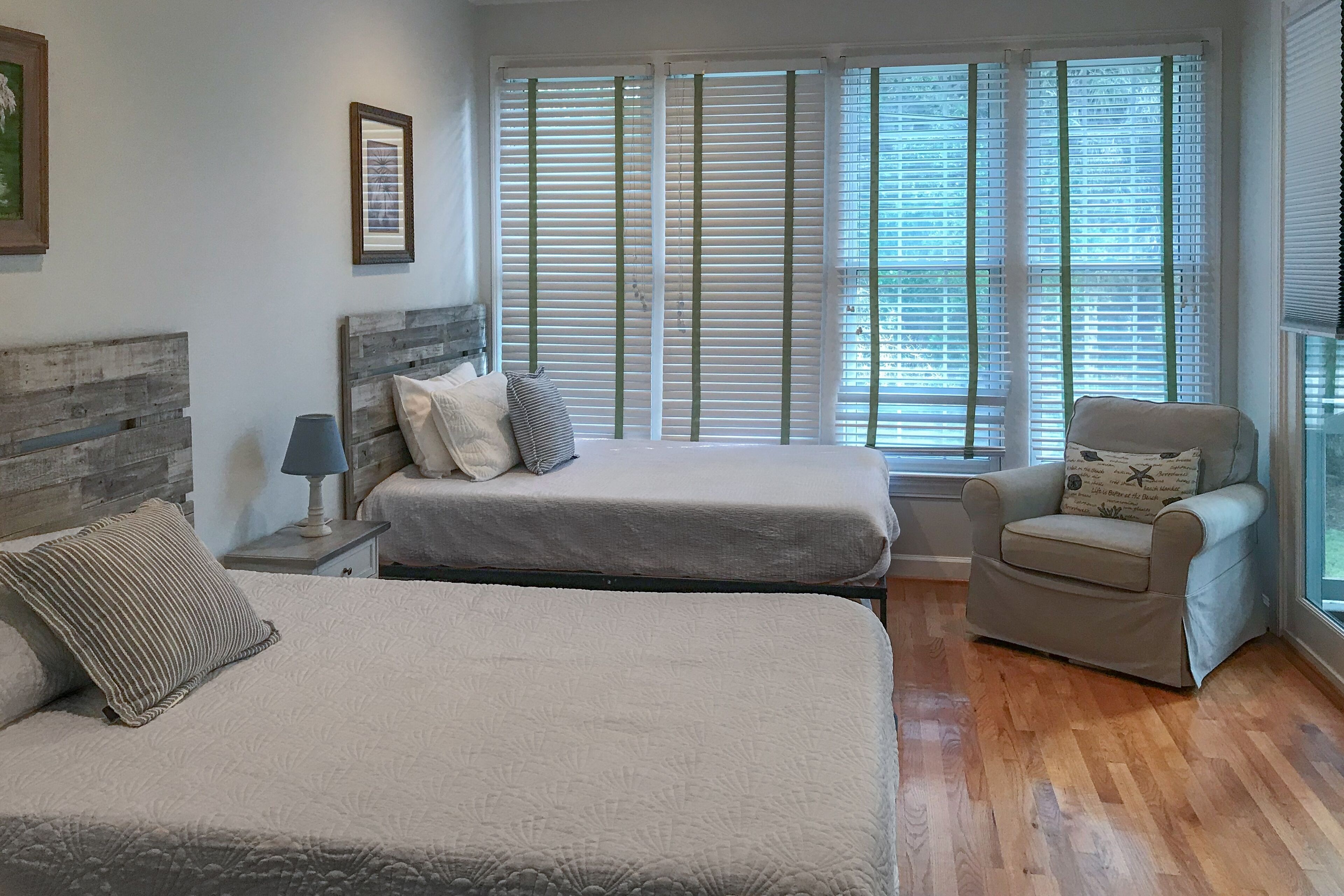 Charming getaway 300 yards from beach with lovely screened patio - dog-friendly