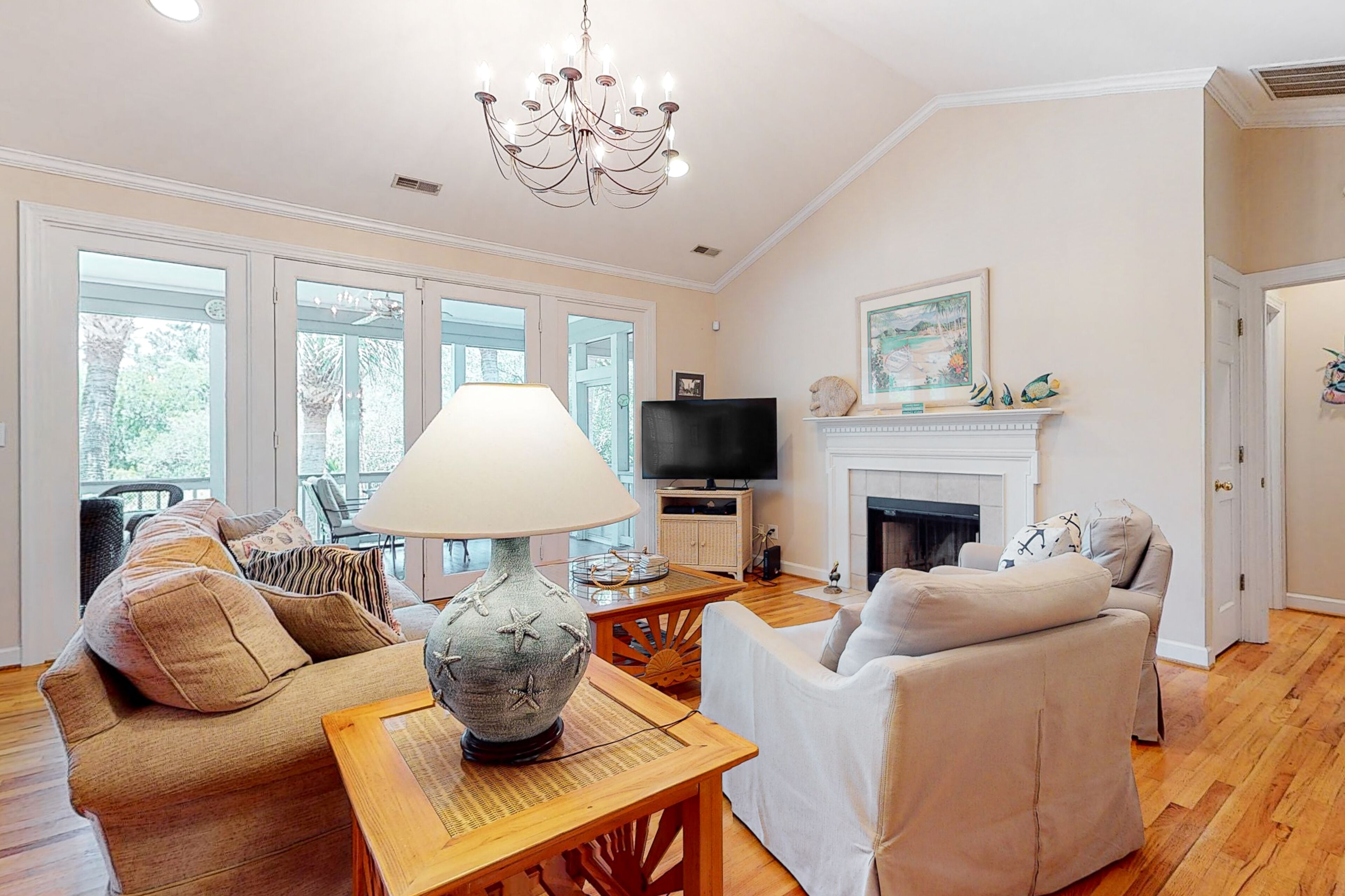 Charming getaway 300 yards from beach with lovely screened patio - dog-friendly