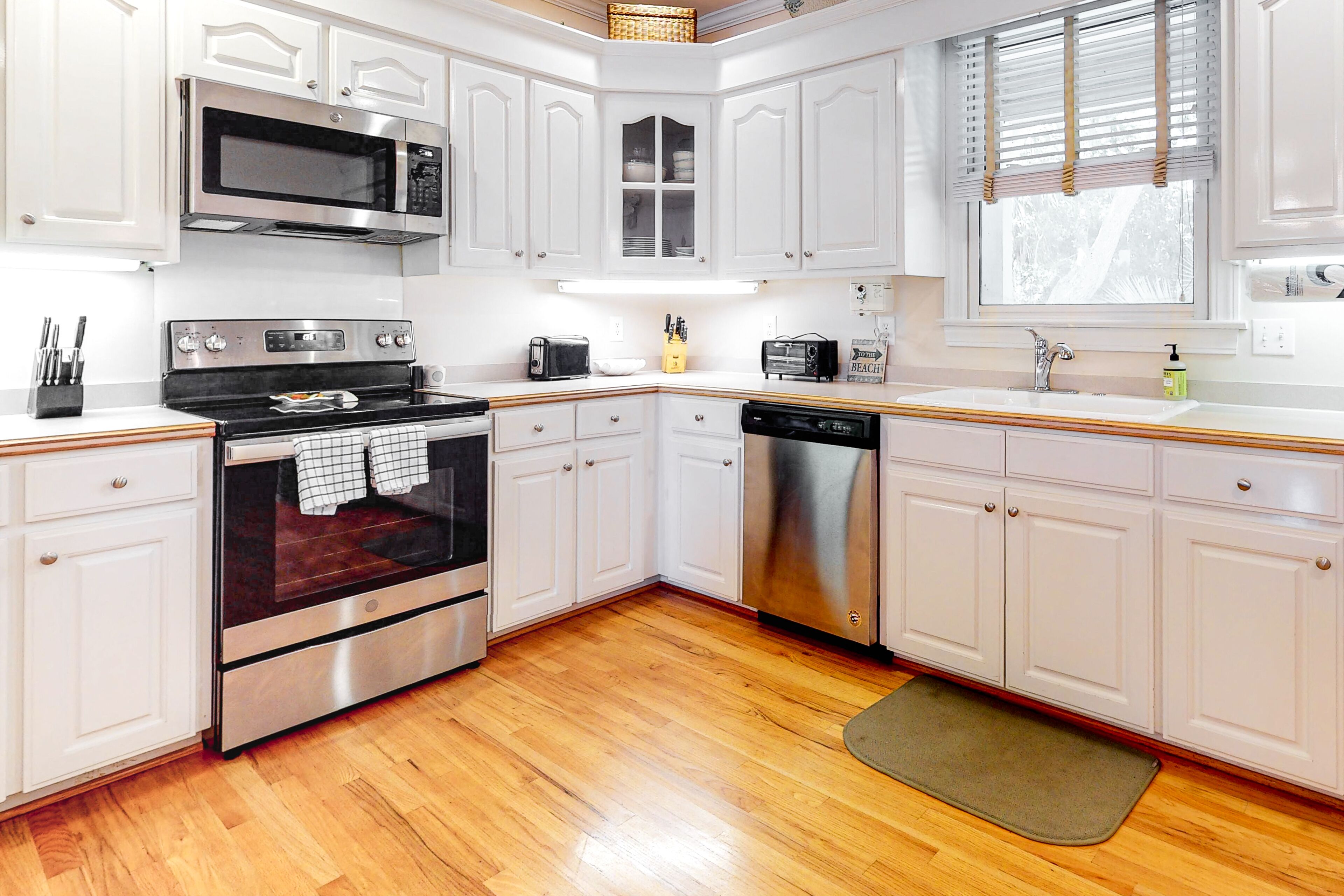 Charming getaway 300 yards from beach with lovely screened patio - dog-friendly