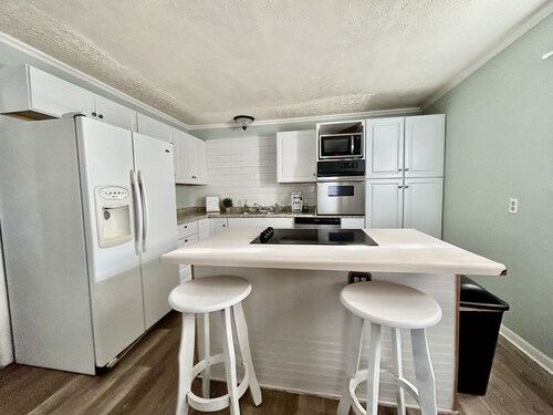 Cute, Cozy Home! Only ONE Block From Mercy!