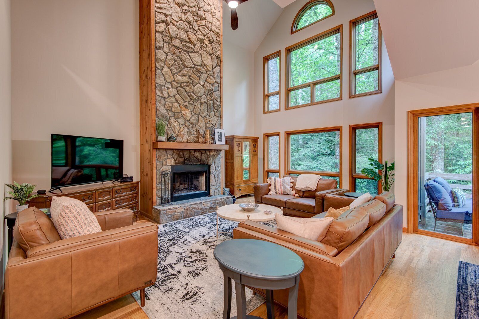 Havenwood - Lovely Home in Yonahlossee with waterfalls in the creek behind the house