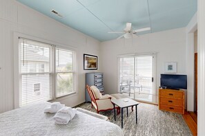 4 bedrooms, iron/ironing board, Internet, bed sheets