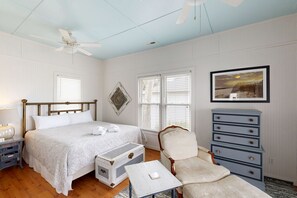 4 bedrooms, iron/ironing board, Internet, bed sheets