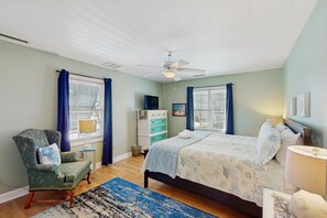 5 bedrooms, iron/ironing board, internet, bed sheets