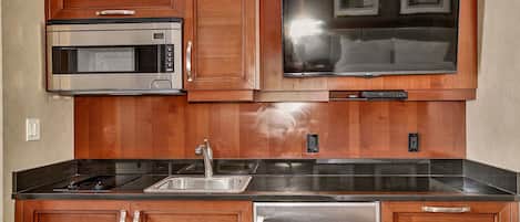 Réfrigérateur, micro-ondes, cafetière/bouilloire, grille-pain