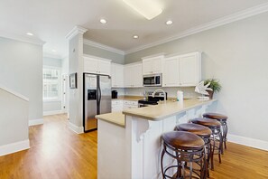 Jääkaappi, mikroaaltouuni, uuni, liesi