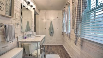 Articles de toilette gratuits, sèche-cheveux, serviettes fournies