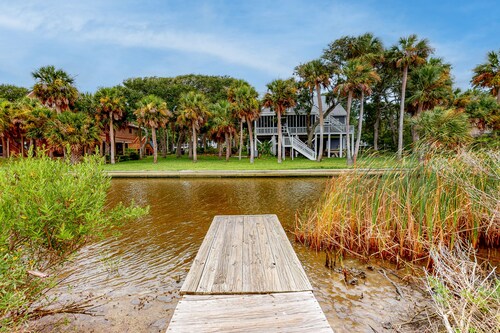 Lovely, Dog-Friendly House Close to Beach w/Free WiFi, Central AC, Private Pool