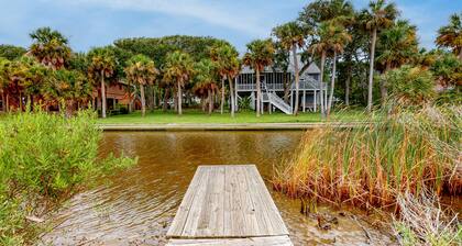 Lovely, Dog-Friendly House Close to Beach w/Free WiFi, Central AC, Private Pool